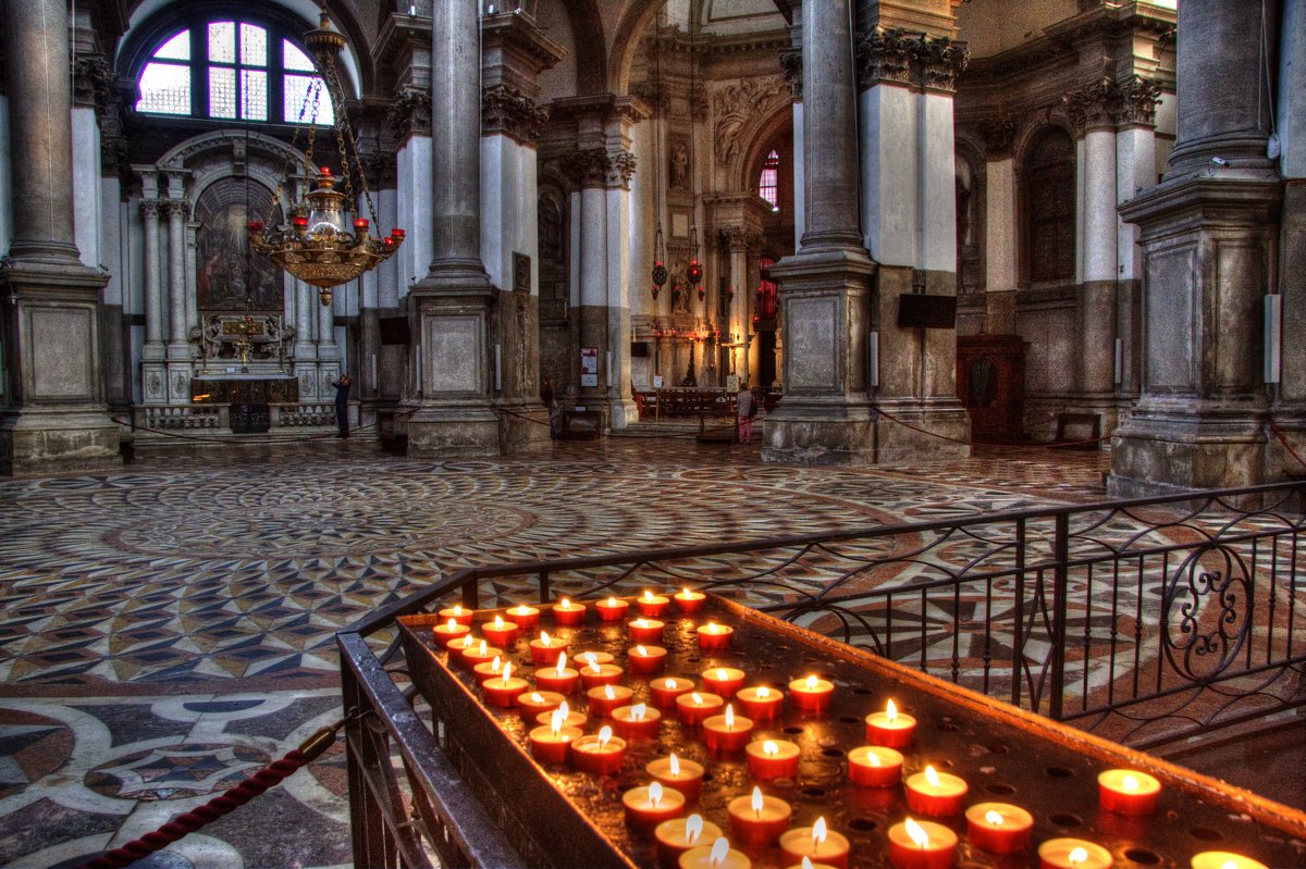 просто свечи в соборе в Венеции - Николай Милоградский