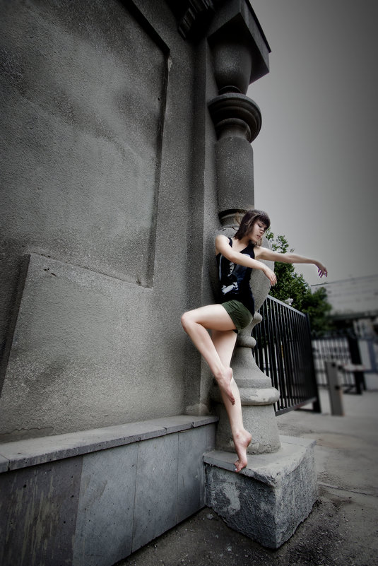 Танцовщица рядом с красивым домом - Оксана Сергеева