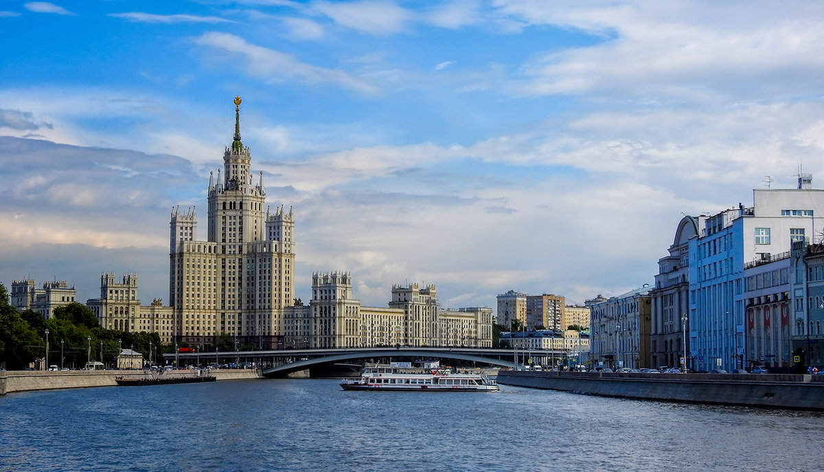 Дом правительства на Берсеневской набережной