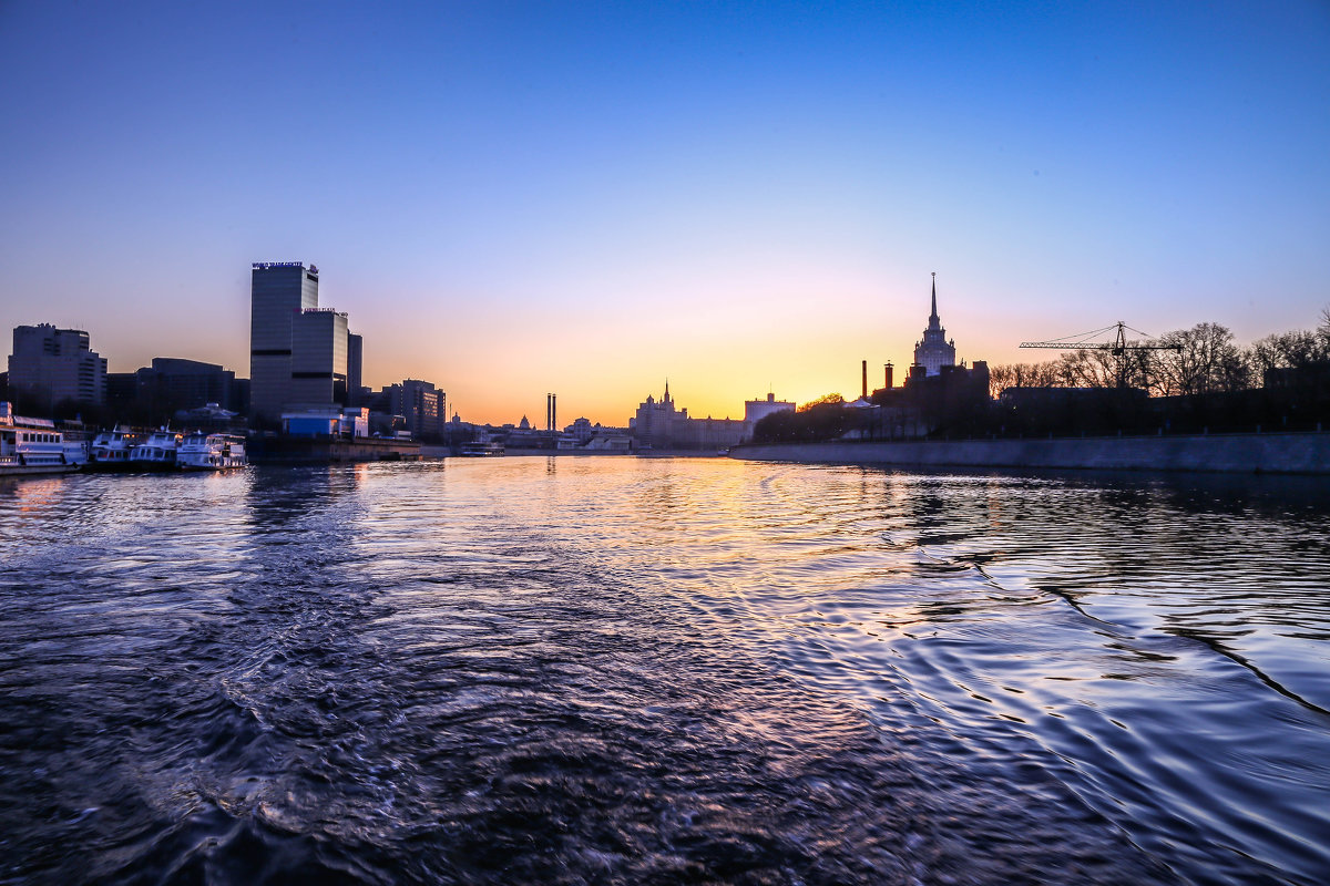 Москва река утром - Nurga Chynybekov