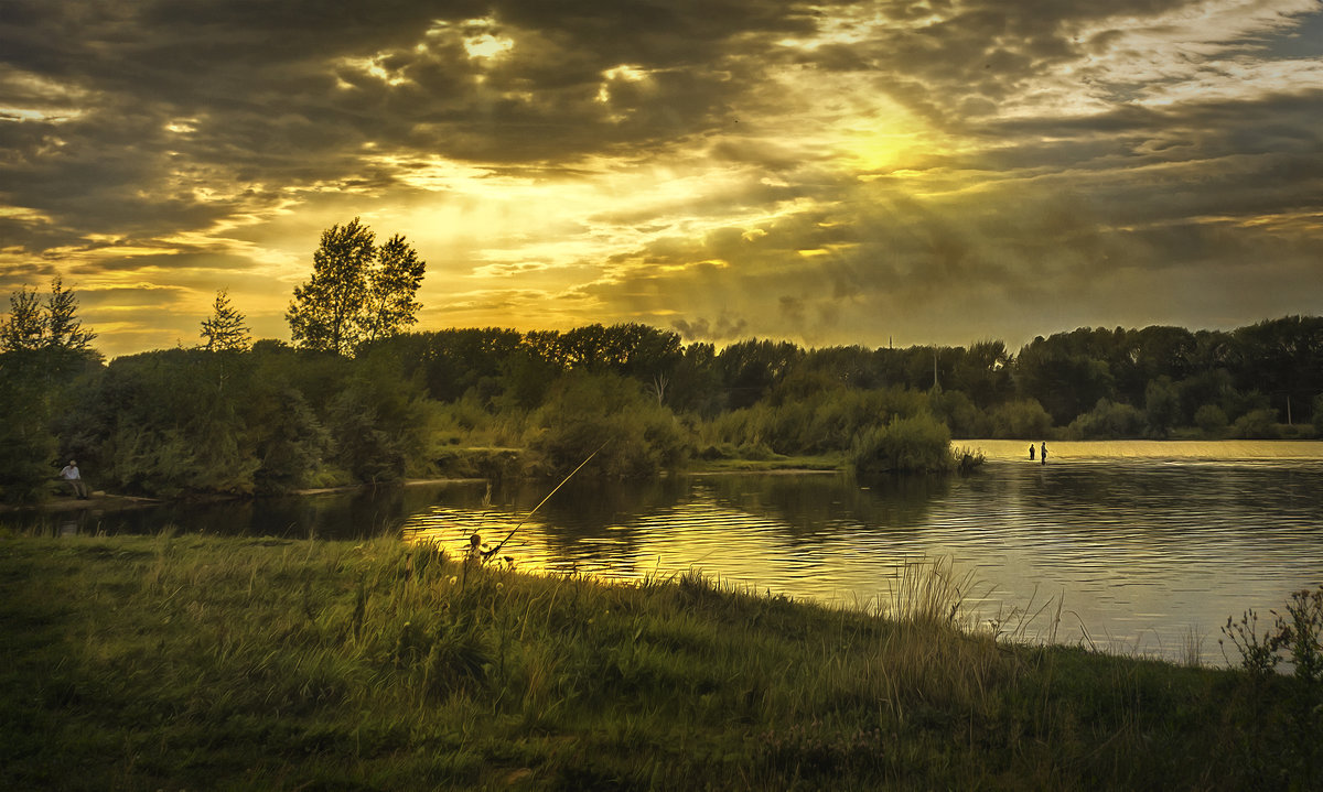 Вечерняя рыбалка на Красном озере. Кемерово, август - Edward Metlinov
