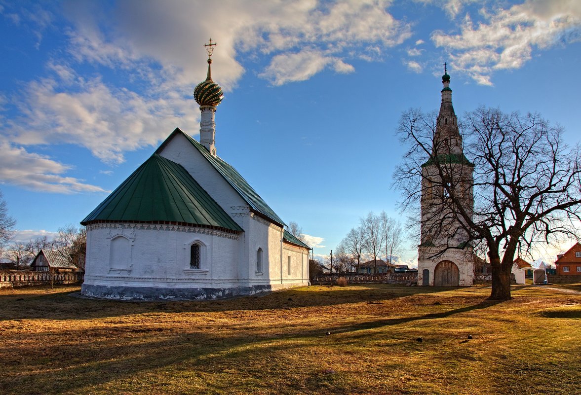 Падающая колокольня в Кидекше