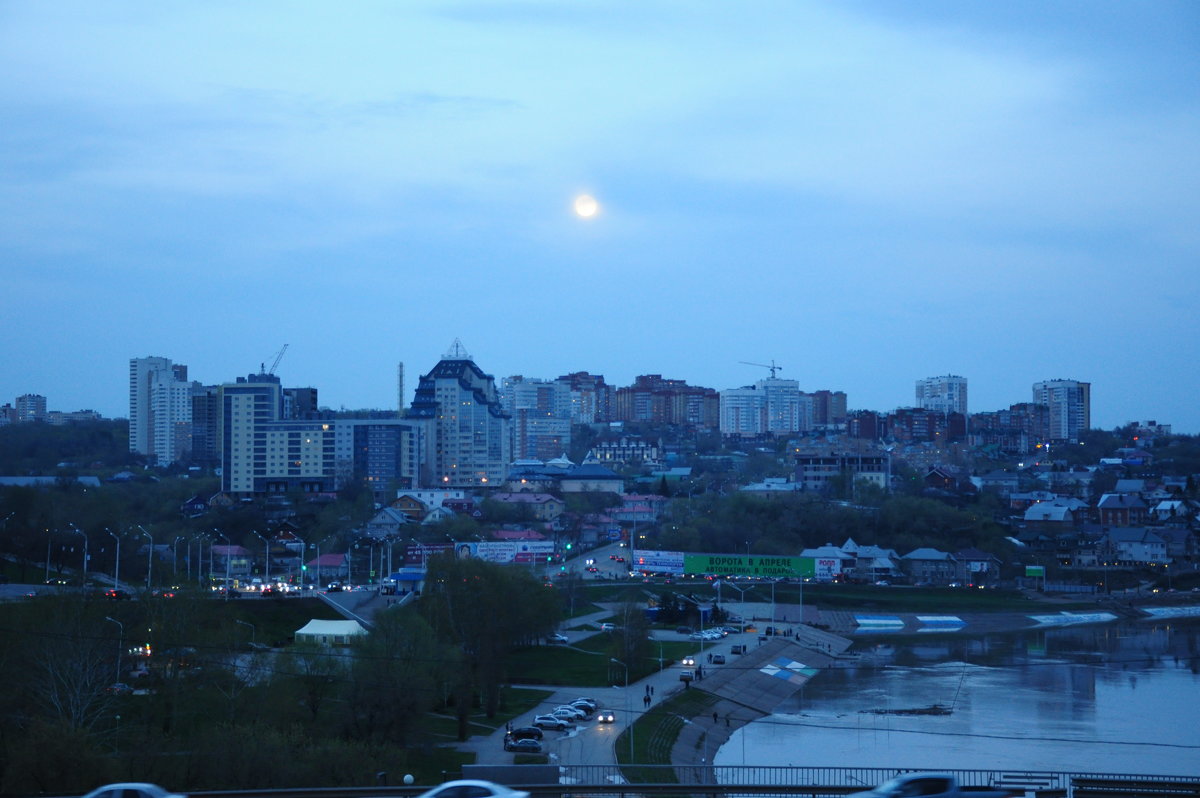 Луна над вечерним городом - Сергей Тагиров