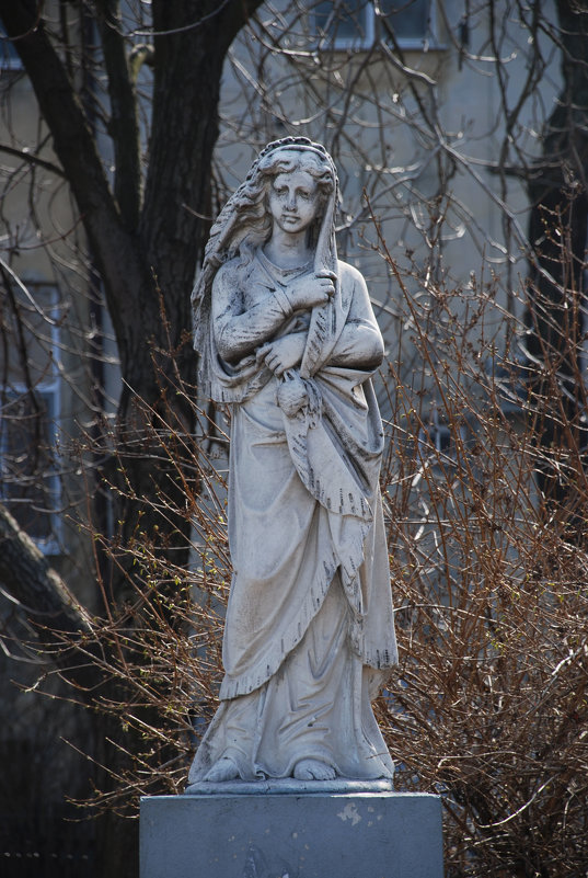 Статуя скорбящей женщины возле Тещиного моста, которая раньше стояла на Первом христианском кладбище - Lara 