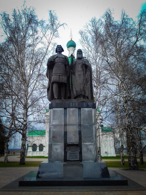 Памятник основателям... - Дмитрий Перов