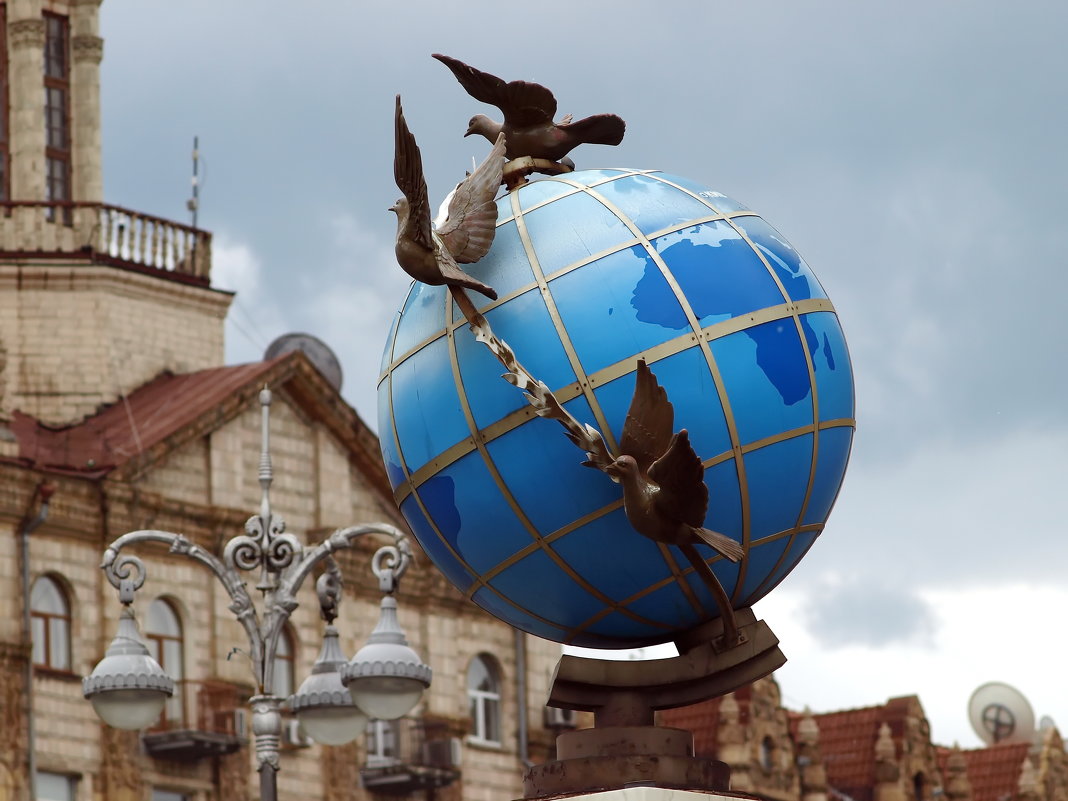 Глобус возле почтамта в Киеве - Олег Шендерюк