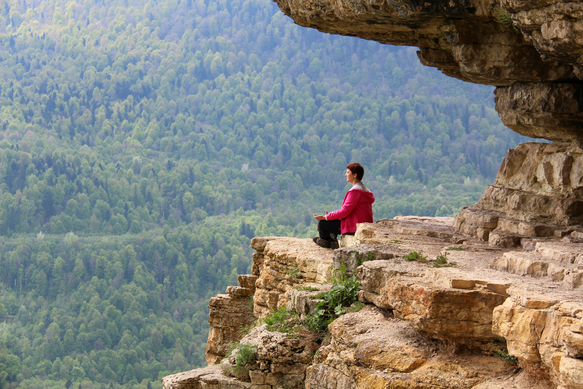 Медитация на полочке в скале - Светлана Попова
