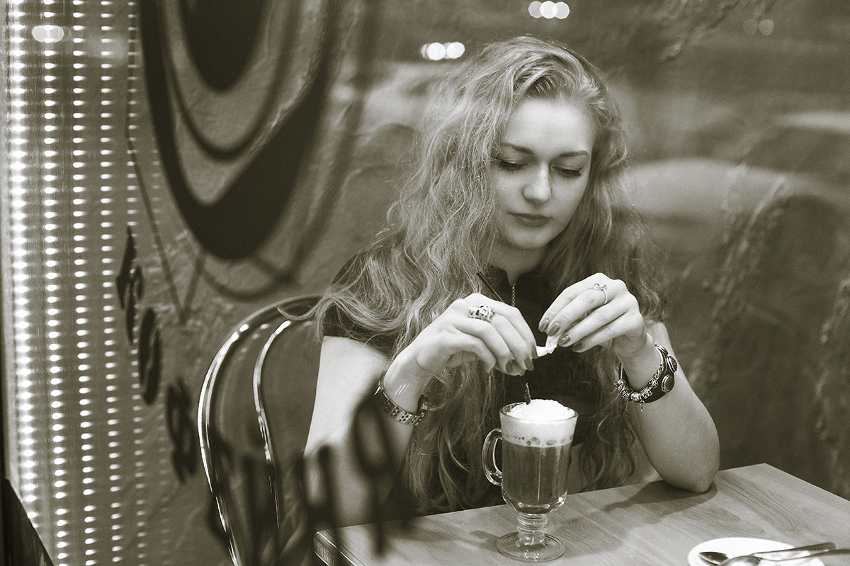 Девушка и кофе - Алена Шпинатова