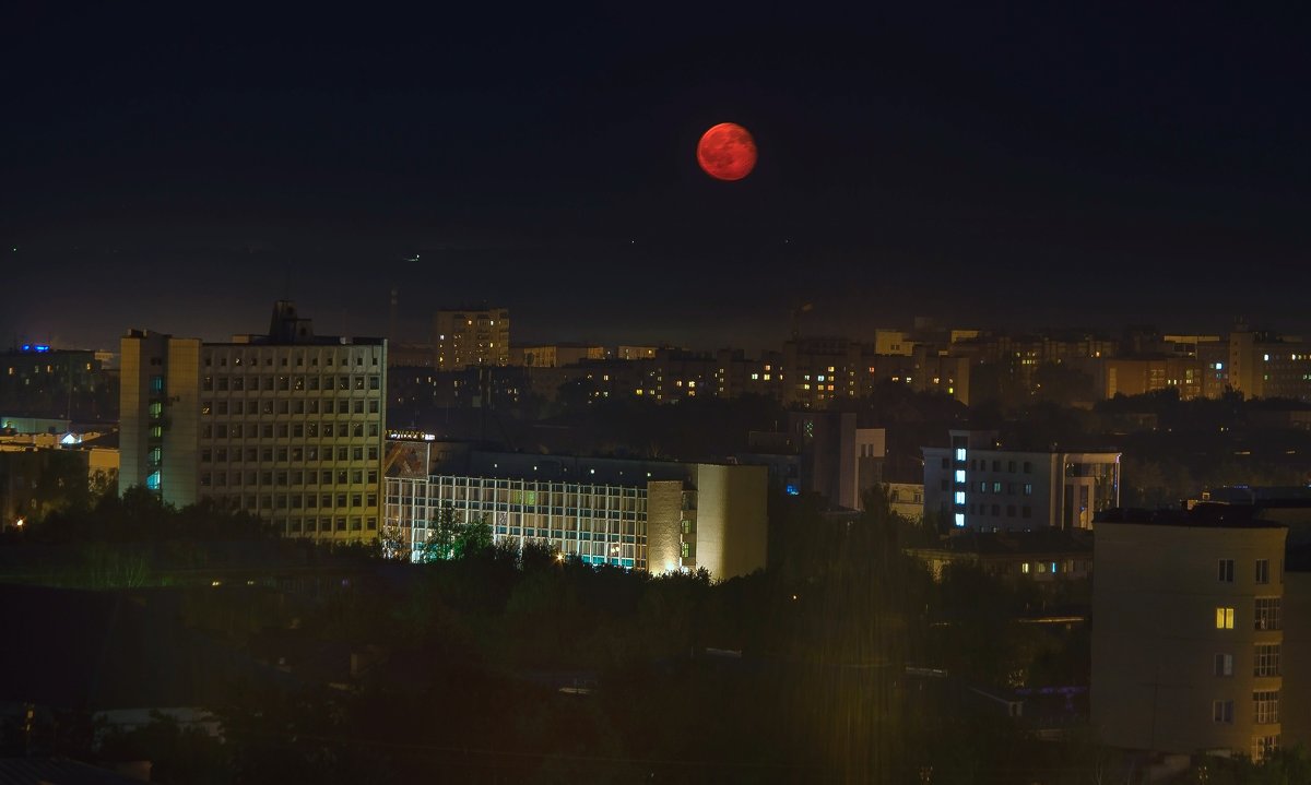 Полнолуние над засыпающим Ижевском - Владимир Максимов