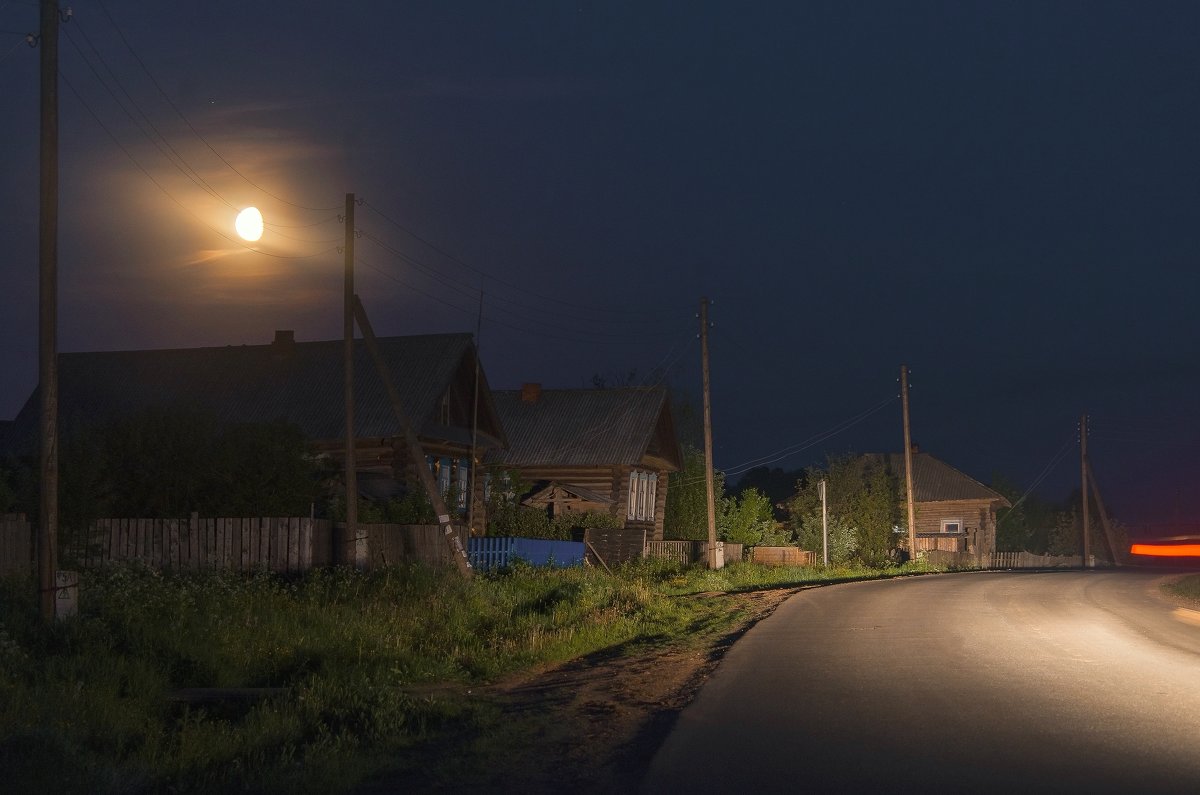 Деревня в ночи освещённая фарами автомобиля - Владимир Максимов