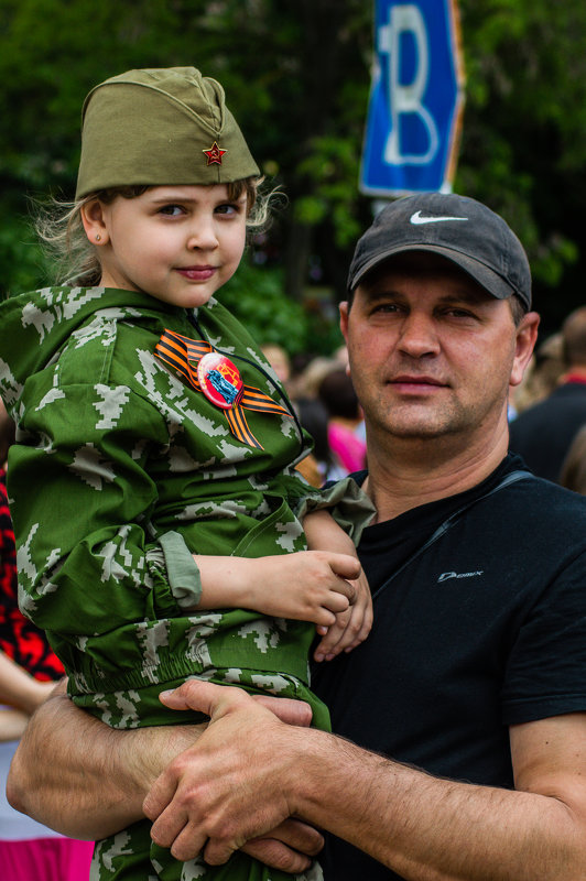 ДЕВОЧКА В ПИЛОТКЕ. - Александр Сапожников