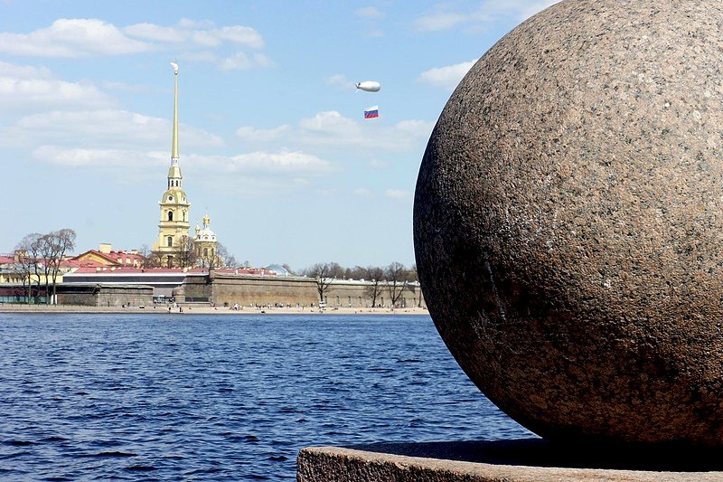 Украшением набережной Васильевского острова служат большие каменные шары - Елена Павлова (Смолова)