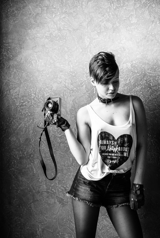 Девушка с фотоаппаратом - Andrey Smuglin 