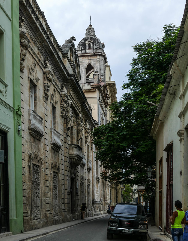 Слева здание Истории Академии Наук в Гаване (1861, Куба) - Юрий Поляков