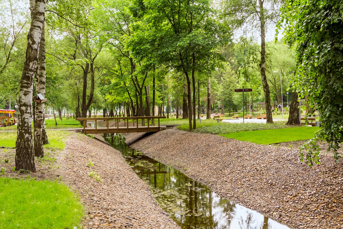 Мостик через ручей в парке - Юрий Стародубцев