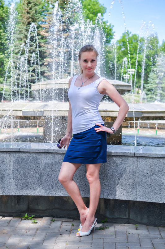 Наталья Водянова в прозрачной юбке позировала у фонтана