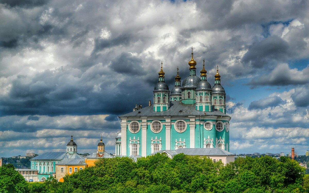 Грозовые облака над куполами храма - Милешкин Владимир Алексеевич 
