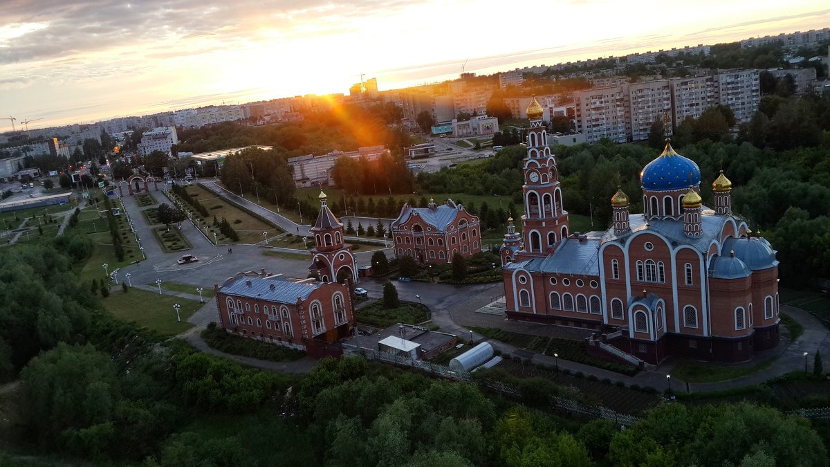 Летний закат и Церковь Новочебоксарска с шестнадцетого этажа. - Saito Tyan