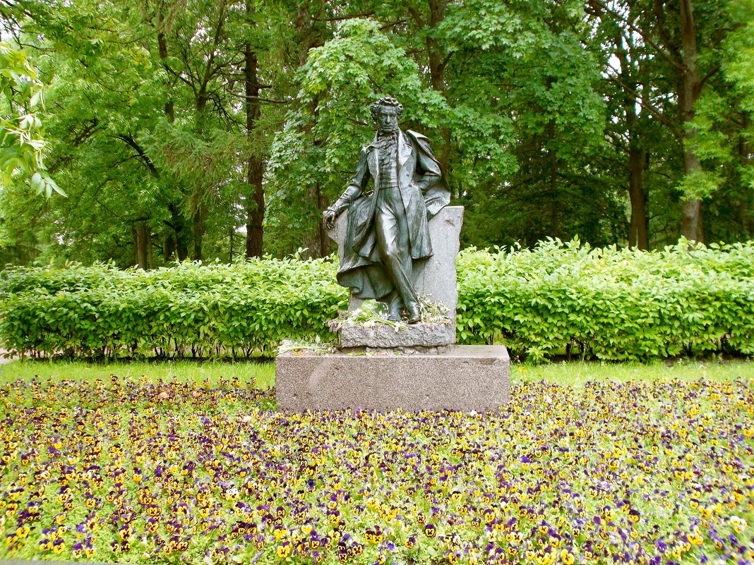 Памятник А.С.Пушкину при въезде в город Пушкин. - VasiLina *