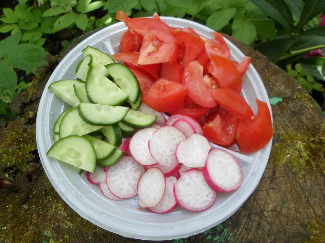 Порезать помидоры огурцы на салат