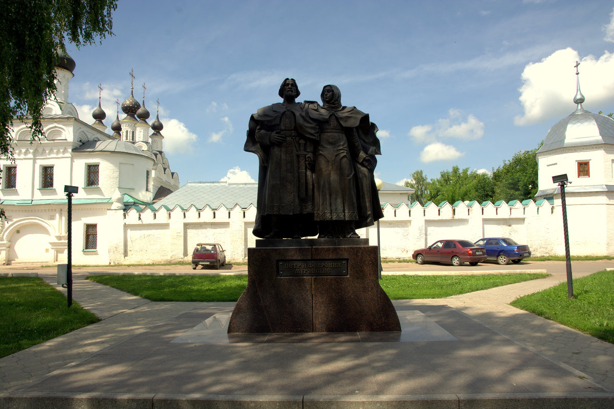 памятник Петру и Февронии (символ супружеской верности) - Виктор Замятин