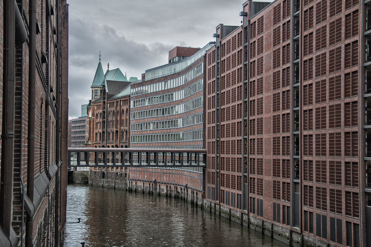 река Эльба в районе Speicherstadt. - ANGELINA MENSHUKHINA