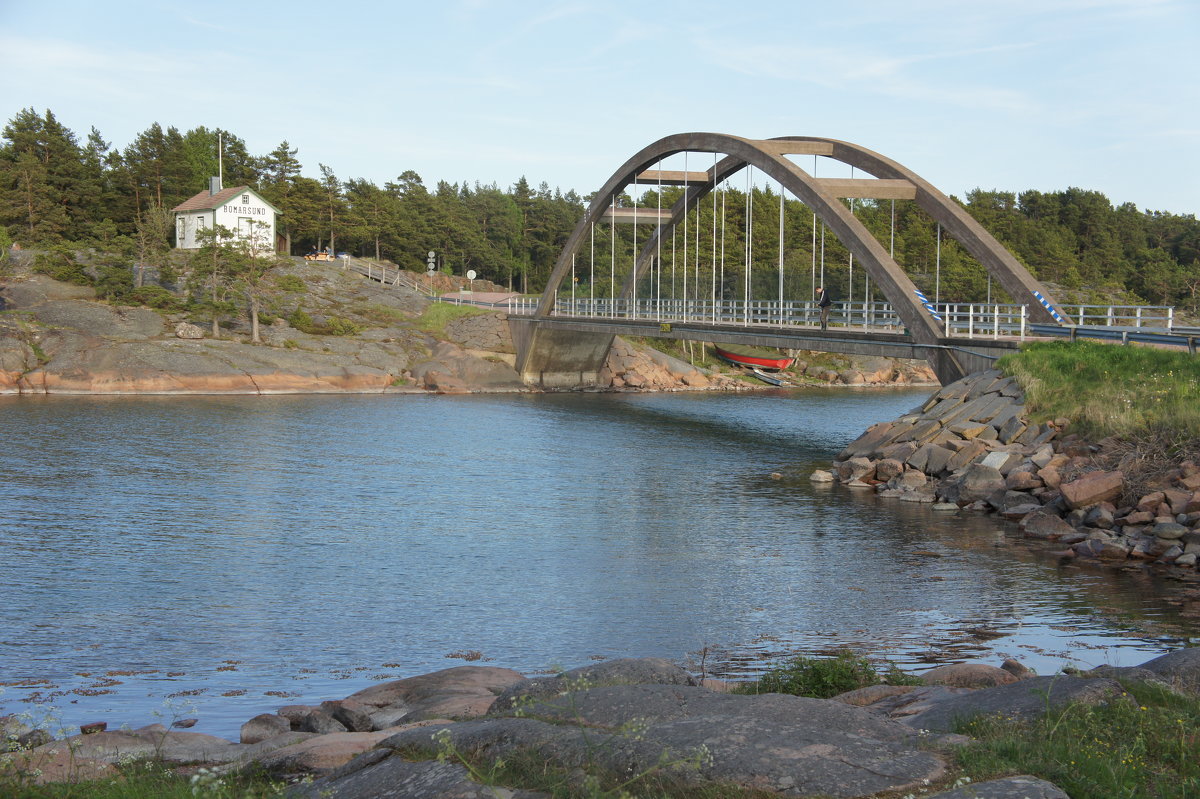 Мост через пролив, ведущий на соседний остров Прястё. В проливе плавают лебеди - Елена Павлова (Смолова)