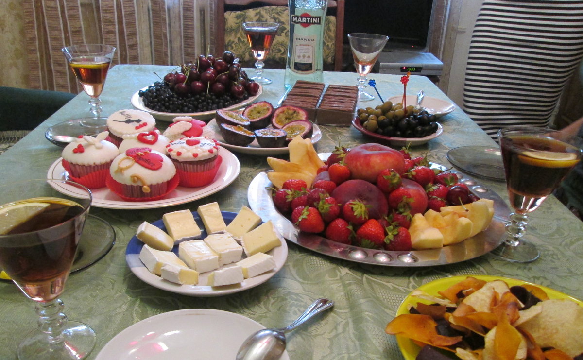 А на десерт, фрукты и мартини! ))) - Люда Валяшки 