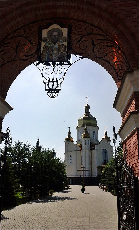 Вход в церковный двор - Нина Корешкова