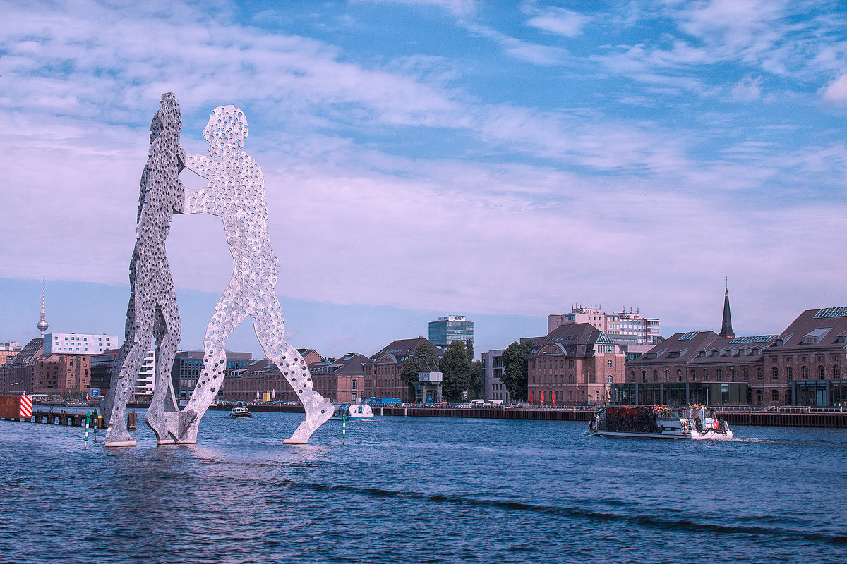 Скульптура на воде Molecule Men в Берлине - Татьяна Каримова