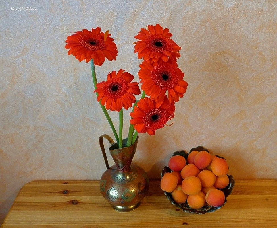Кувшин с герберами и абрикосы - Nina Yudicheva