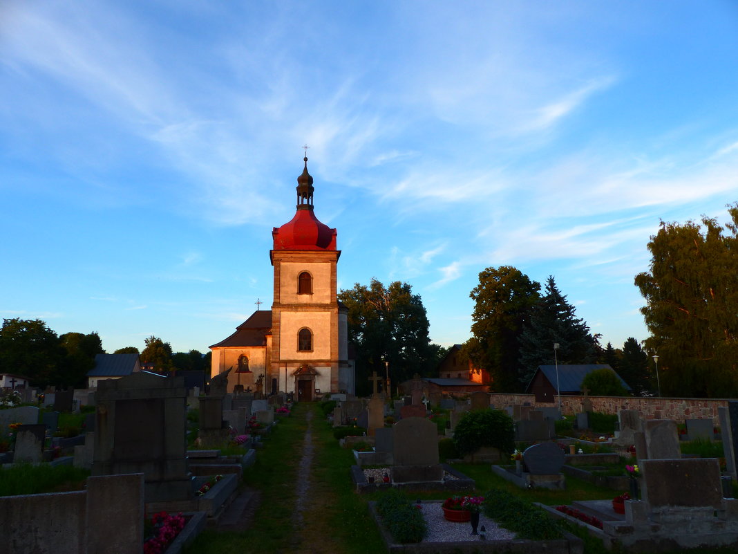 церковь и кладбище в деревне - Ольга Богачёва
