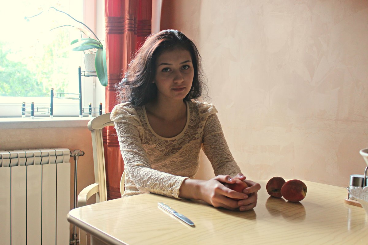 Девушка с персиками - Оксана Яремчук
