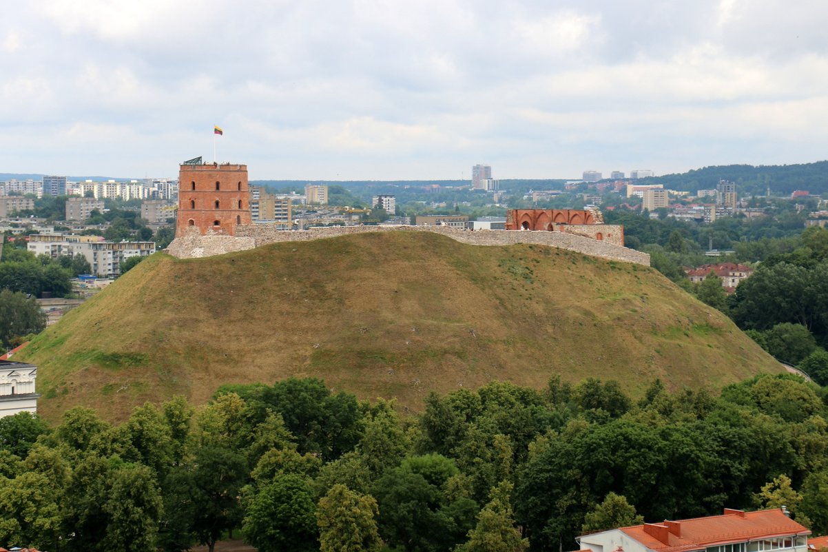 панорама Вильнюса  с колокольни  костела Святого Иоанна Крестителя - vasya-starik Старик