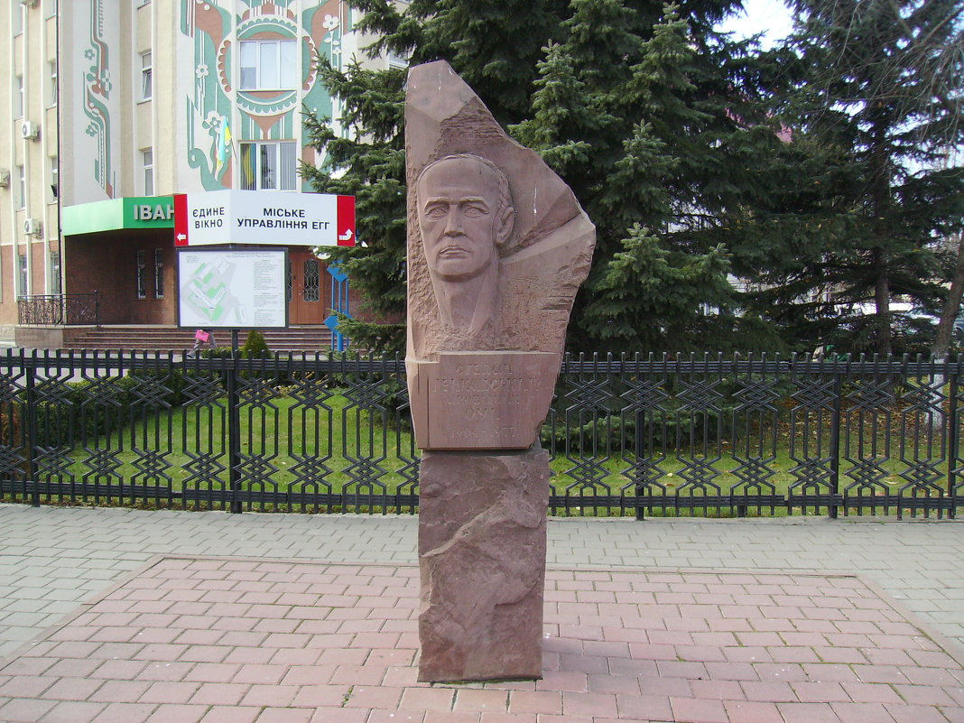 Памятник  Степану  Ленкавскому  в  Ивано - Франковске - Андрей  Васильевич Коляскин