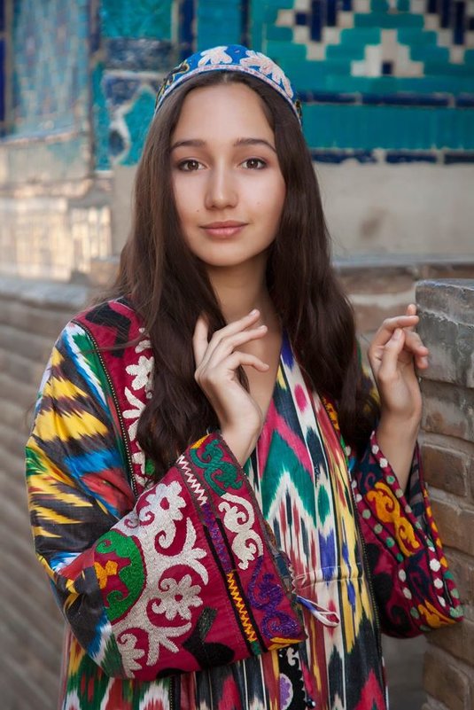 Красивая девушка в Самарканде,в национальной одежде - Bilal Kadirov