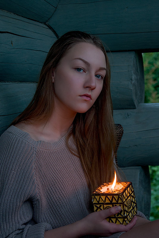 Девушка со свечой на балконе - Юлия Шелухина
