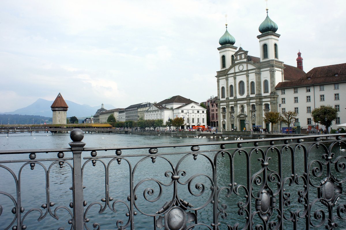 Иезуитская церковь XVII века (справа) - Елена Павлова (Смолова)