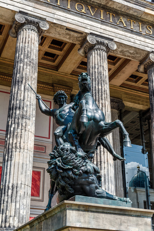 Статуя у входа в Старый музей (Altes Museum) в Берлине - Вадим *