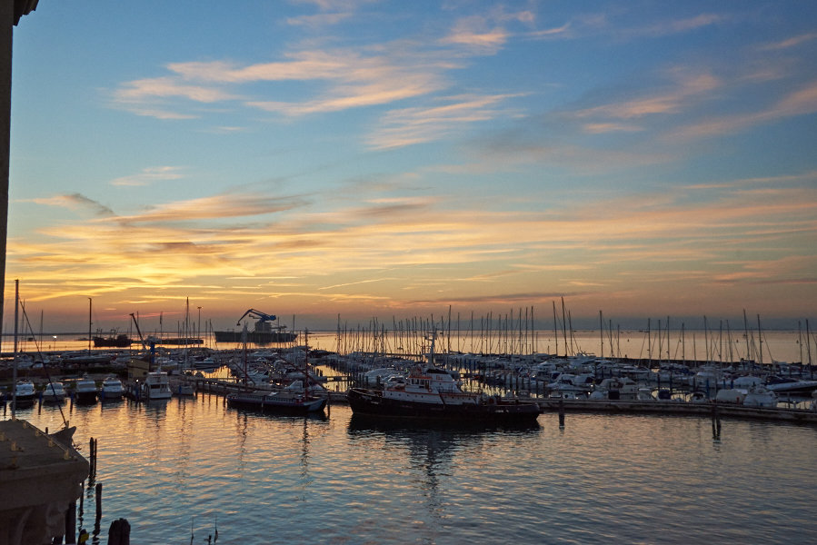 Закат на Венецианском заливе в г.Кьоджа (Италия) - Андрей Крючков