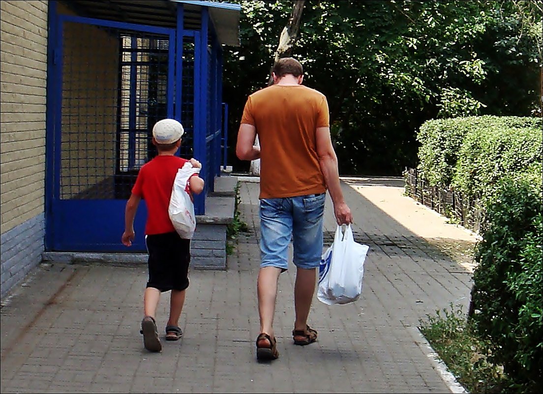 Папа и сын шагают в ногу - Нина Корешкова
