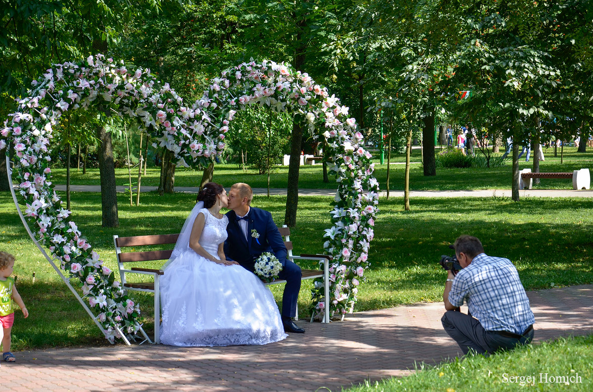 Скамейка для свадебных фотографов в парке. - Сергей и Ирина Хомич