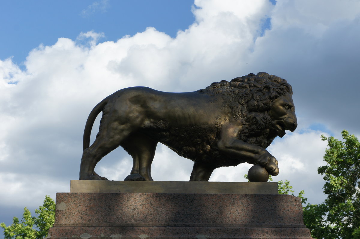 Главная достопримечательность парка Романовка - памятник, установленный на могиле Бистрома - Елена Павлова (Смолова)