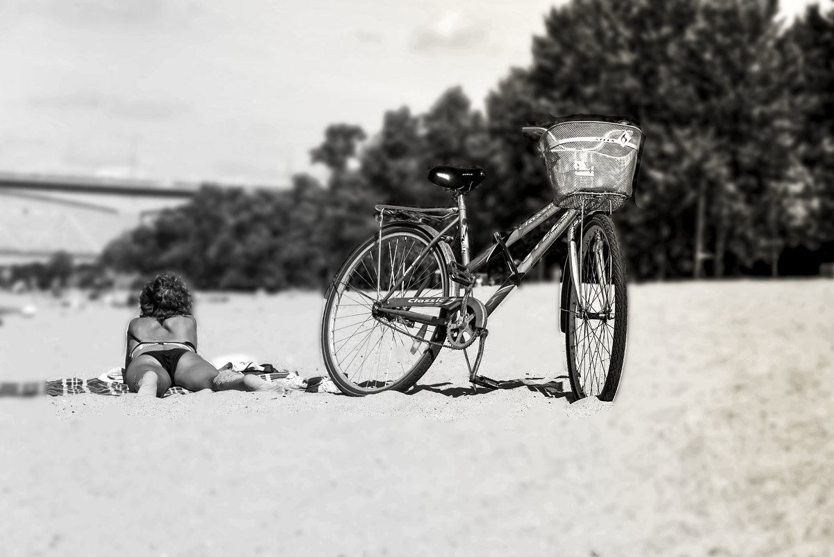 Девушка, велосипед и пляж. - Алла ************