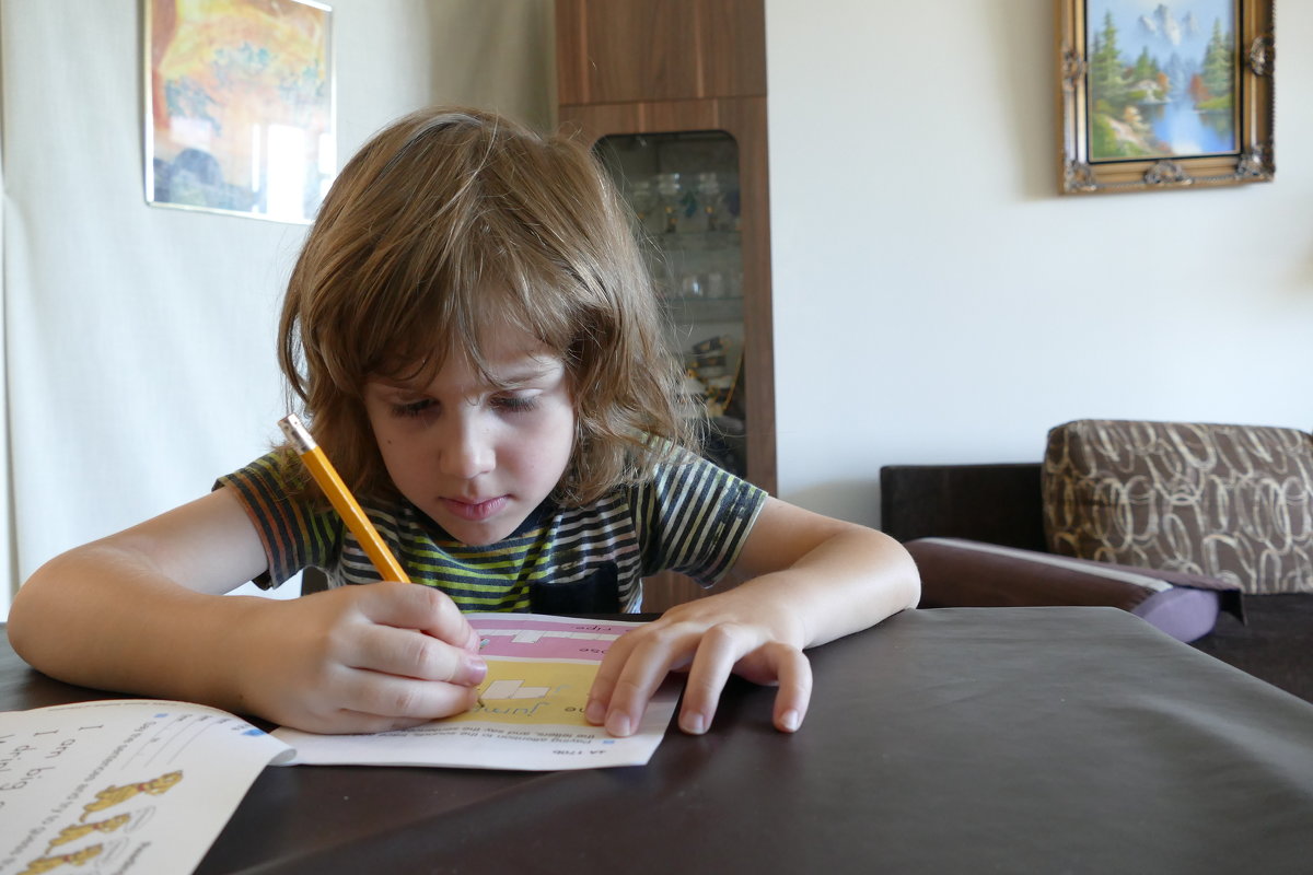 Наш 5-летний внук делает дом. задание по английскому... - Юрий Поляков