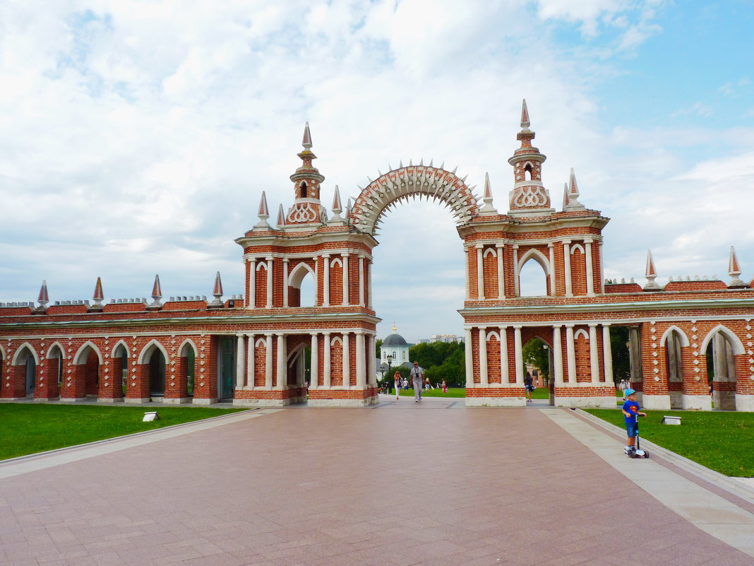 Парк Царицыно.Галерея с аркой. (Арка с шипами). 1782-1785 гг. :: Galina  Leskova – Социальная сеть ФотоКто