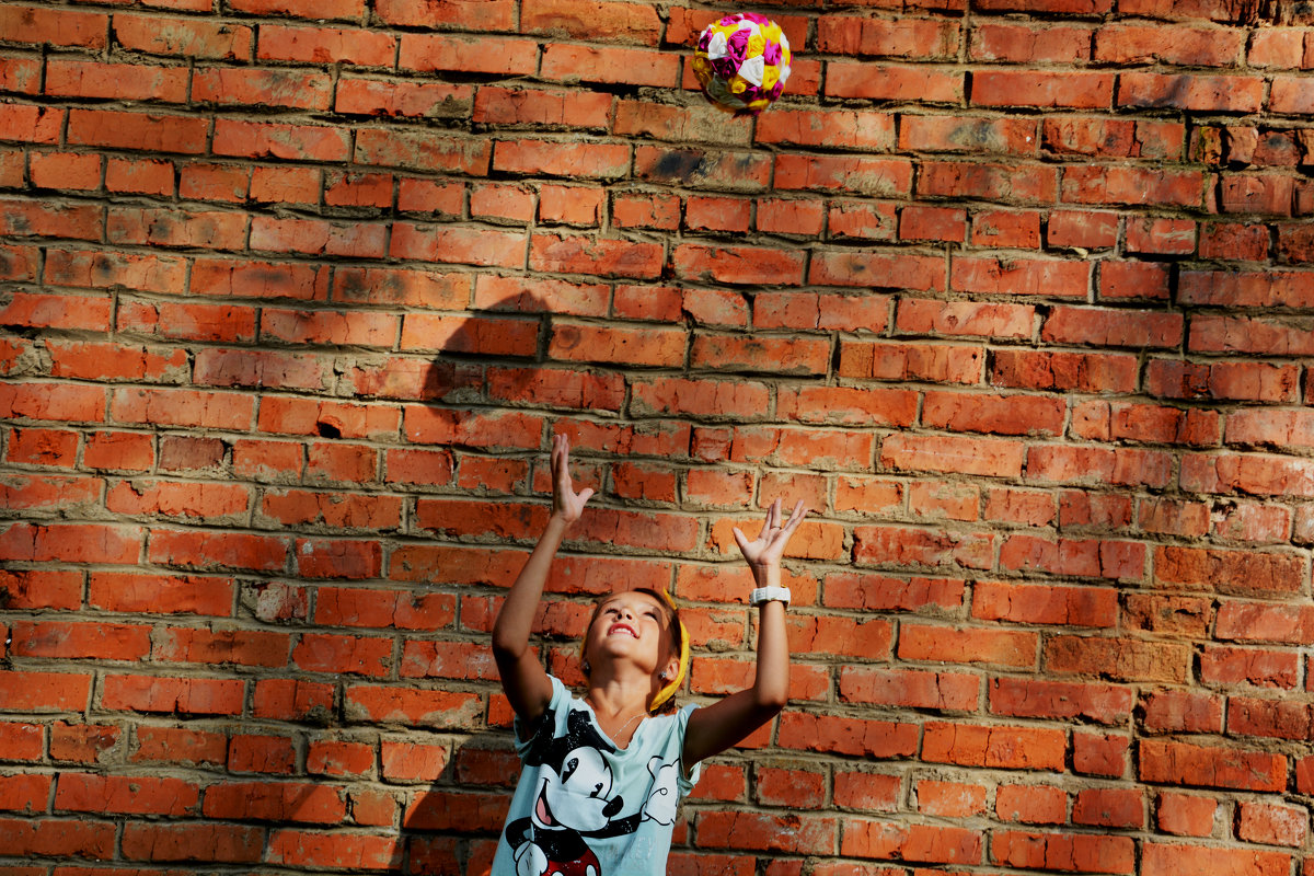 Юная красавица и мяч - Виктория Белова