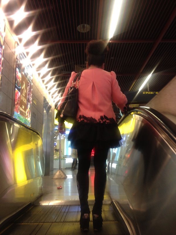 Шанхайская модница в метро - Лариса Журавлева
