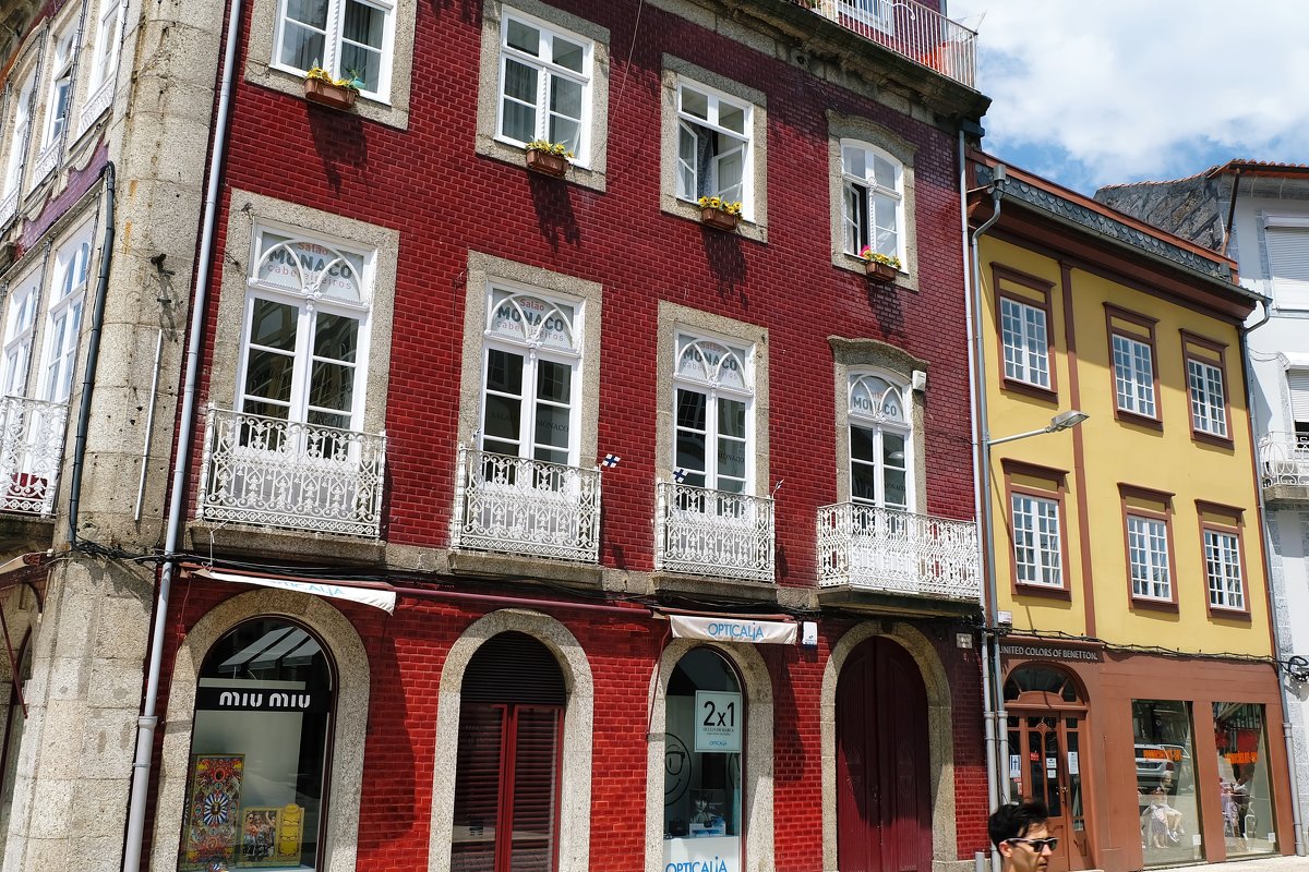 Старый город. В Португалии много домов облицованых плиткой "азулежу". - Ольга Васильева