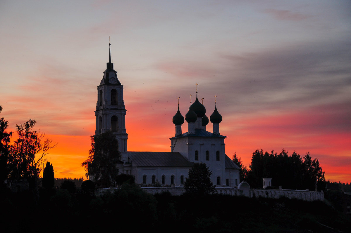 Церковь на фоне заката. Поздний вечер на реке Волге. - Сергей Тагиров
